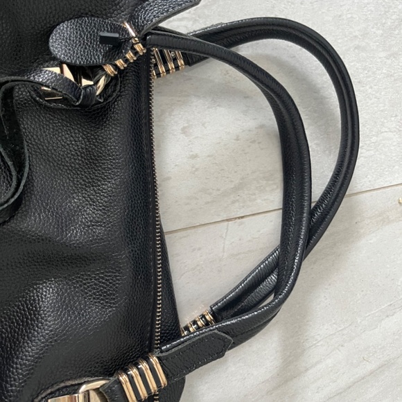 Black leather bag with gold accents and ‘swallow’/bird charm or labrl - Picture 2 of 7